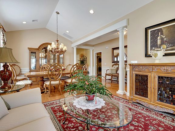 5th image of 84 Enclave Blvd