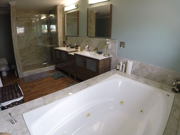 3rd image of 905 SE 10th Ct