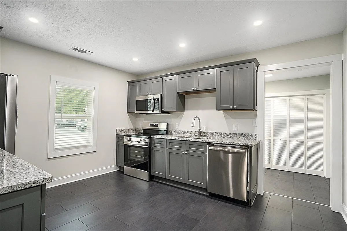 1038 S Madison Ave — Photo 2