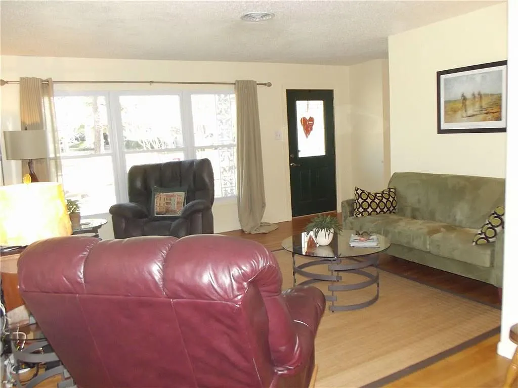4 bed, 1723 sqft, $2,150 — Photo 2