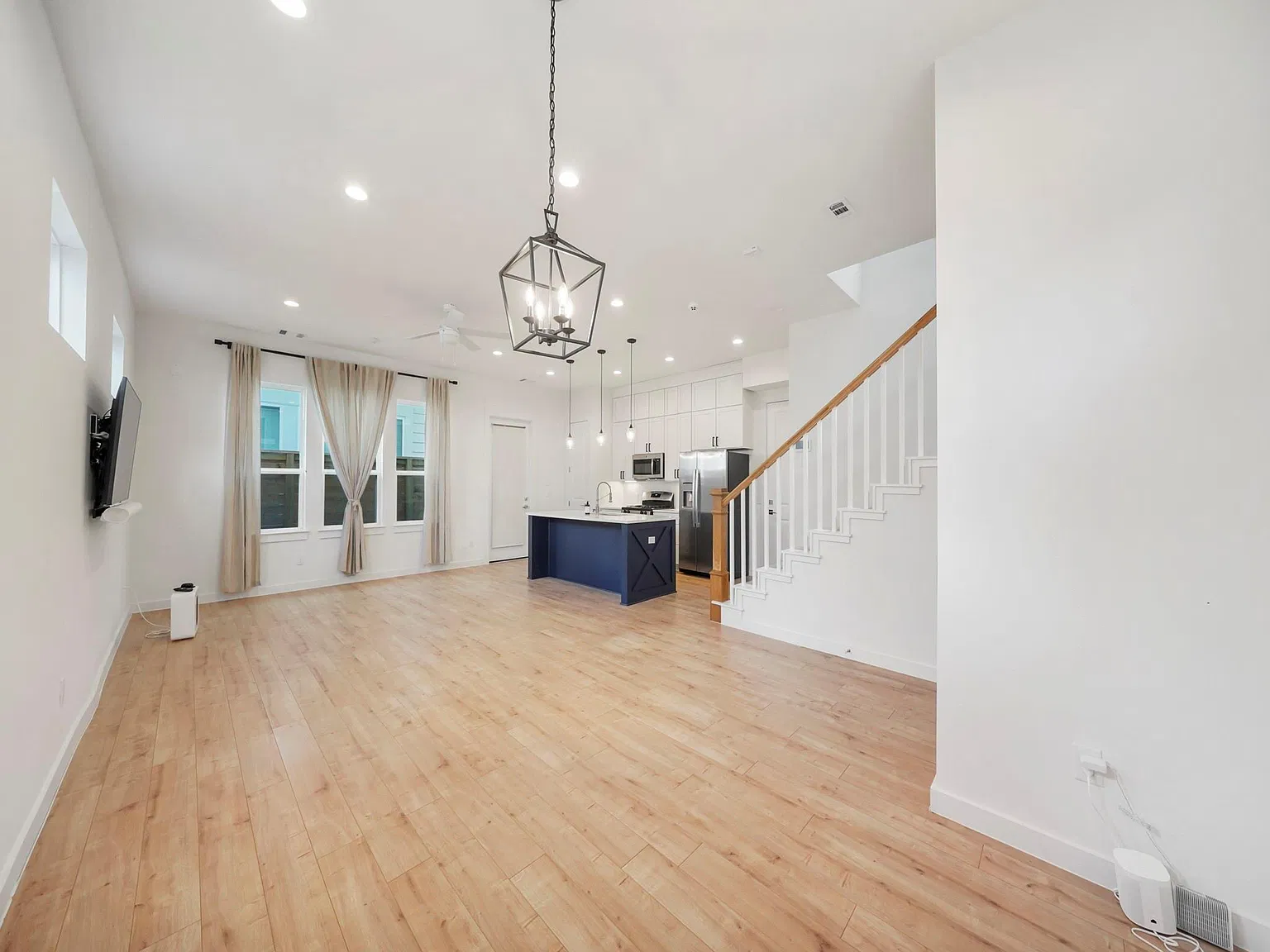 3 bed, 2.5 bath, 1746 sqft, $2,600 — Photo 3