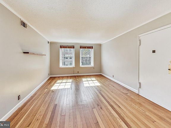3rd image of 2916 S Buchanan St APT B2