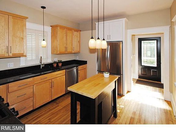 3rd image of 824 Manomin Ave