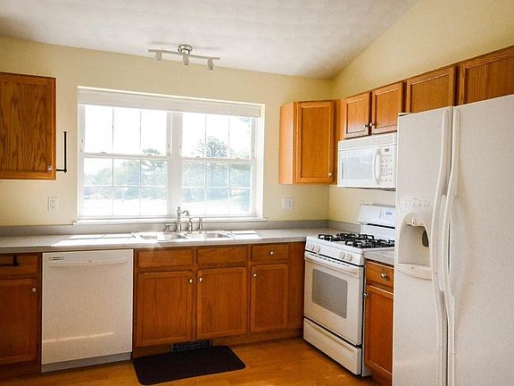 3rd image of 418 Lunns Way