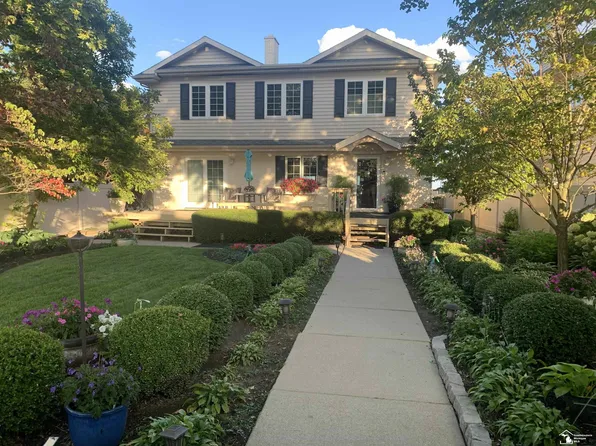 12710 N Lakeshore Dr, La Salle, MI 48145