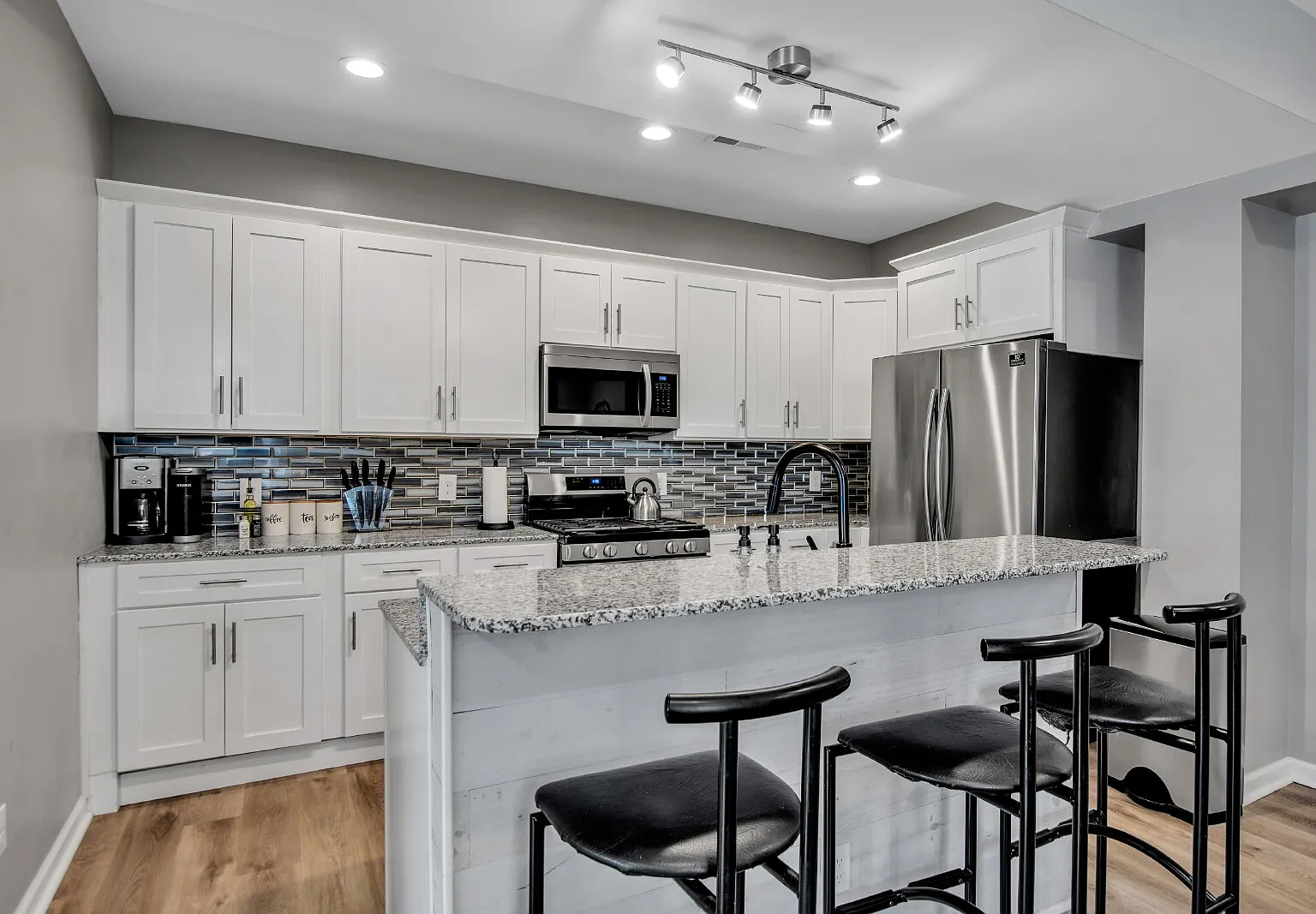 4 bed, 2.0 bath, 1824 sqft, $4,500 — Photo 3