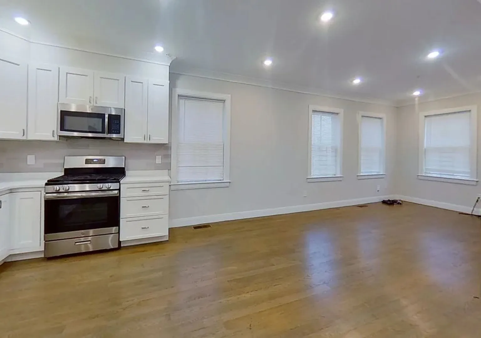 No Fee Luxury Unit in Packards Corner! Pet Negotiable, Laundry in Unit! — Photo 1