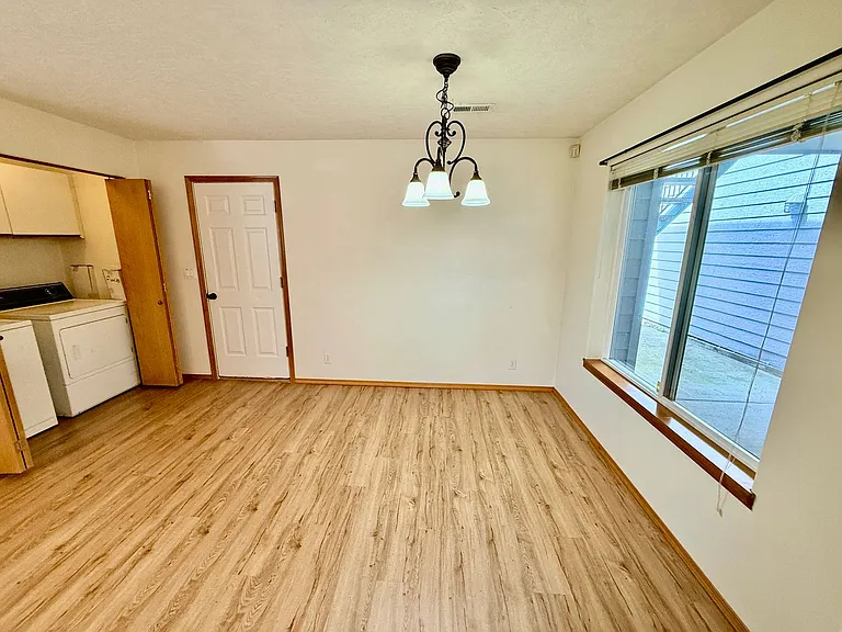 Large 980sq. 1 bedroom apartment with attached garage plus 1 parking space — Photo 10