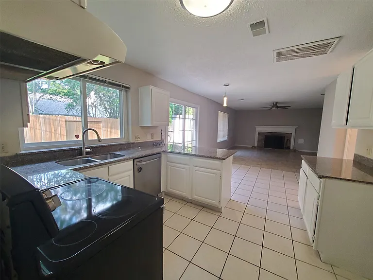 3323 Green Fields Dr — Photo 8
