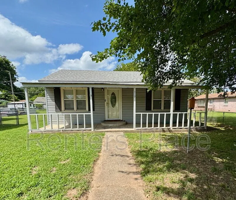 3 bed, 1.0 bath, 996 sqft, $1,250 — Photo 1