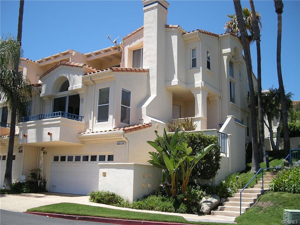 Exterior view of corner unit.