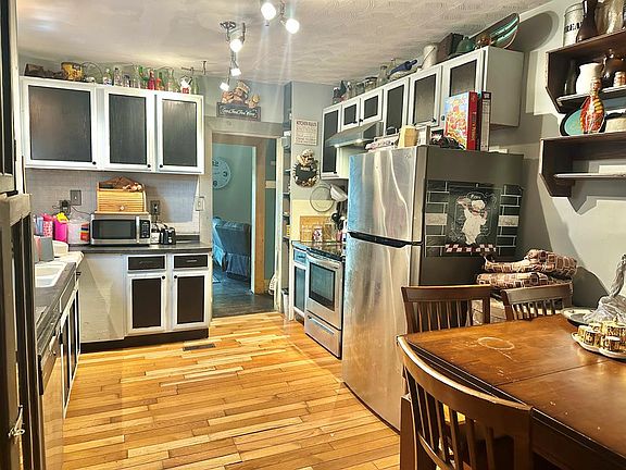 4th image of 2224 Waller St