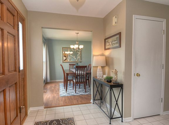 3rd image of 744 Lindsay Cir