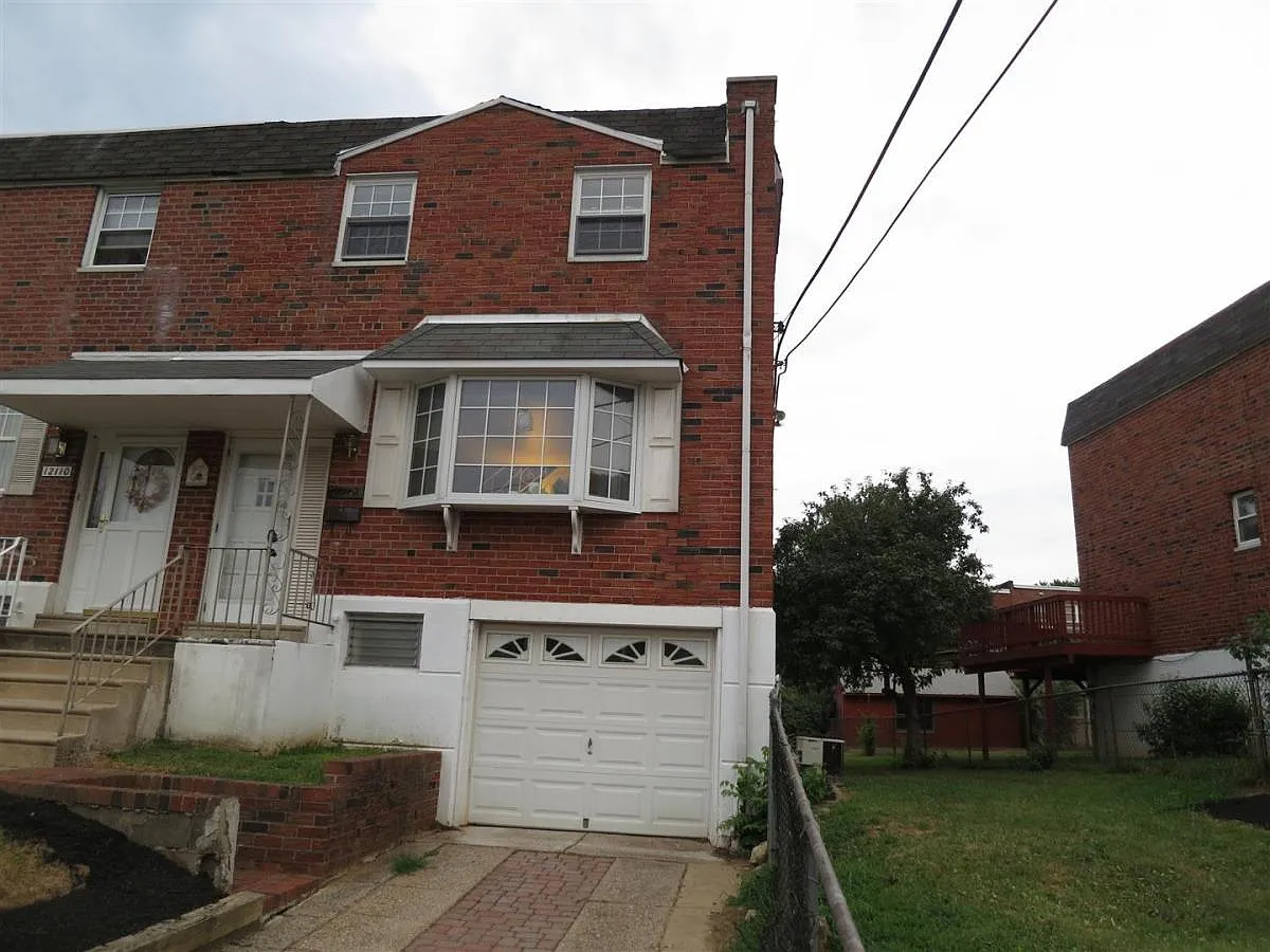 3 bed, 1.5 bath, 1360 sqft, $2,150 — Photo 1