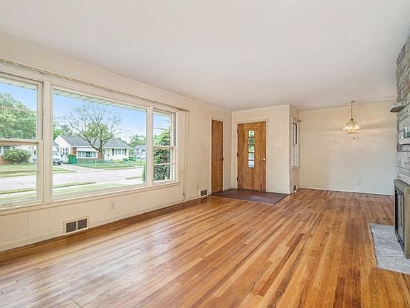 5th image of 127 Manor Dr