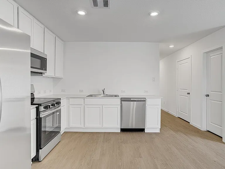 390 Lucia Way — Photo 11