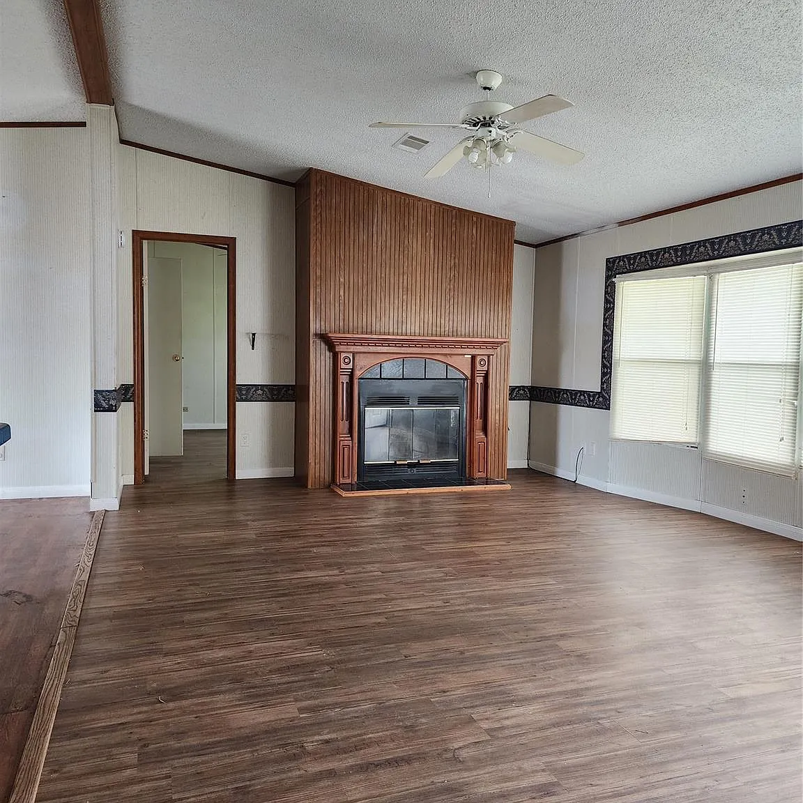 3 bed, 2.0 bath, 1400 sqft, $1,300 — Photo 2