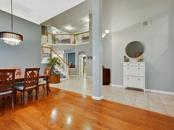 5th image of 2621 Henley Dr