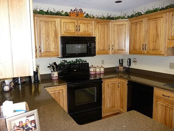 5th image of 26 Surrey Dr