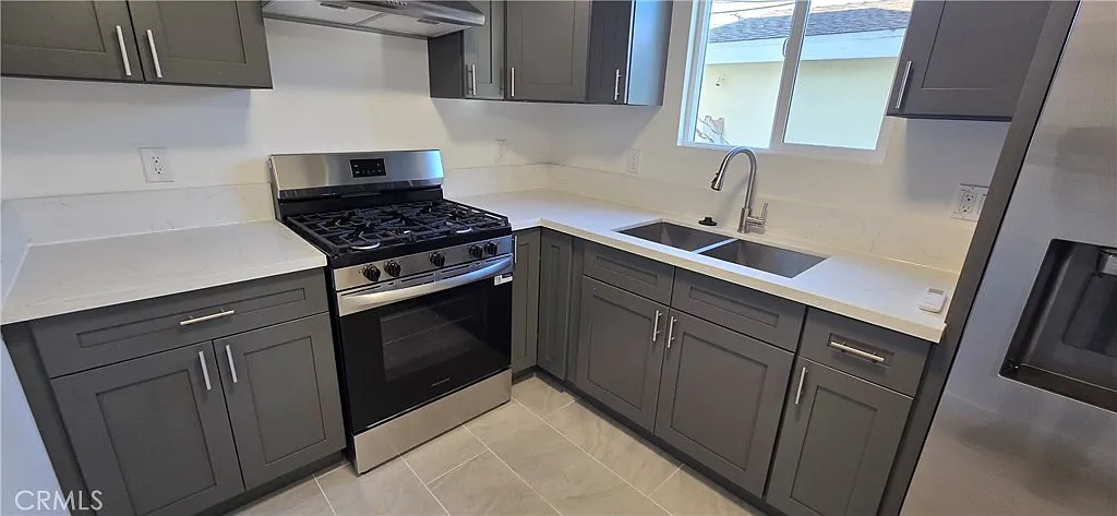 3 bed, 850 sqft, $3,000 — Photo 2