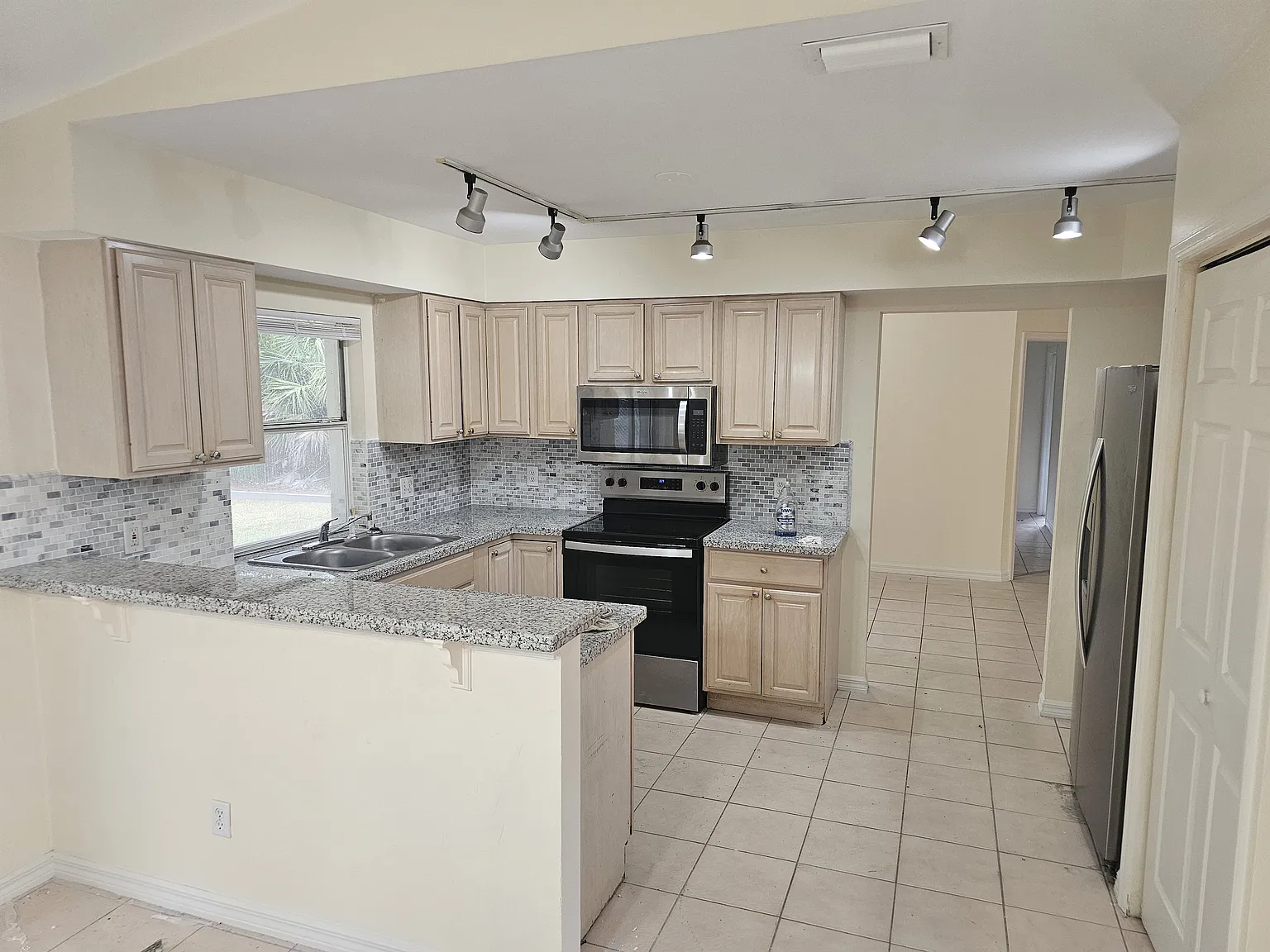 3 bed, 2075 sqft, $2,750 — Photo 3
