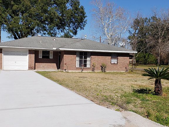 Charming 1 story home, new driveway installed