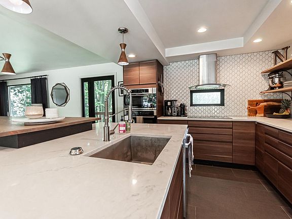 4th image of 1020 Glenn Cir N