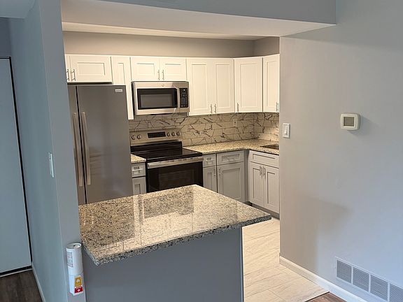 3rd image of 842B Putnam Blvd #842