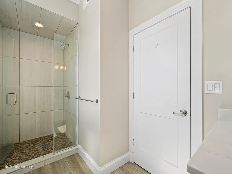 2329 W Chicago Ave — Photo 9