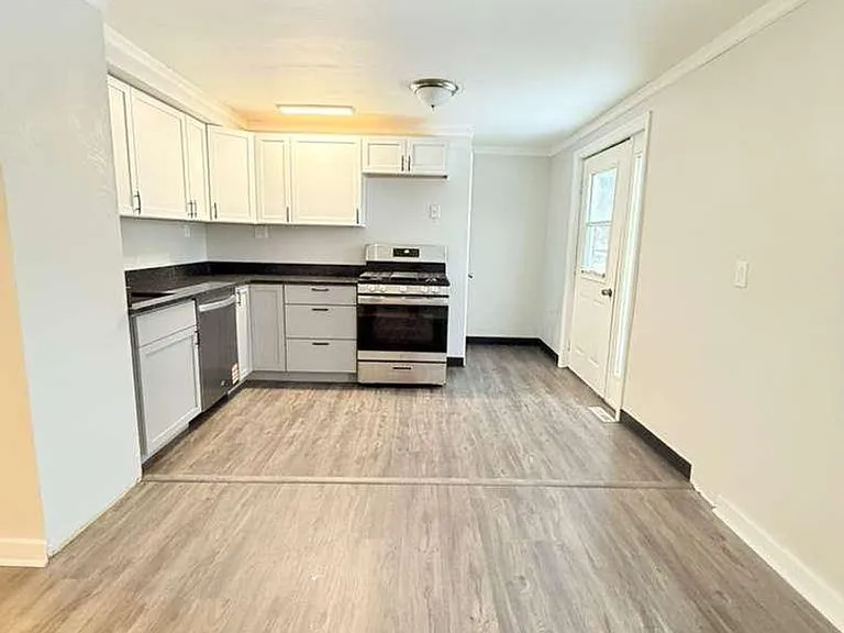 150 Marshall Dr — Photo 4