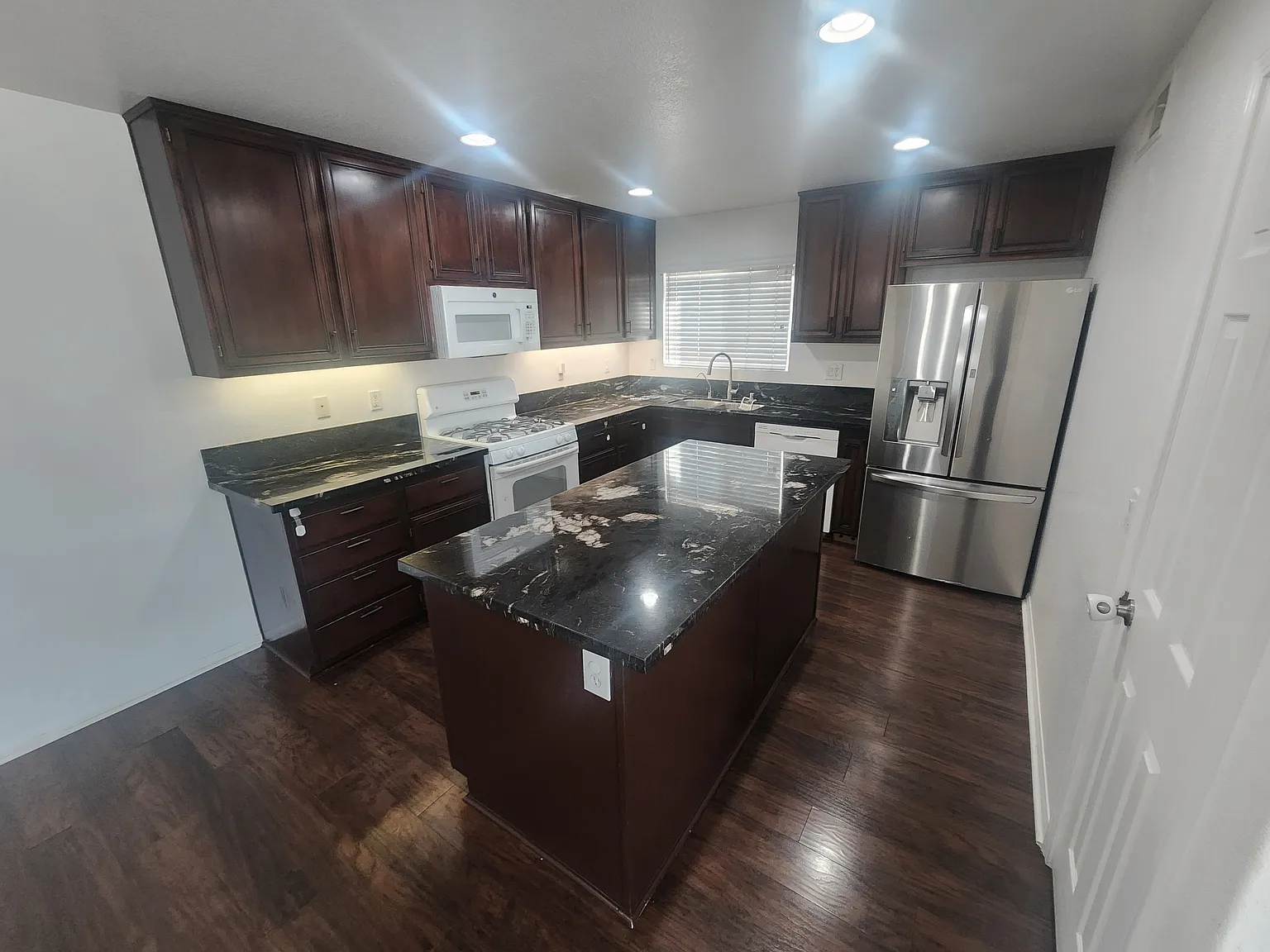 4 bed, 1870 sqft, $4,450 — Photo 4