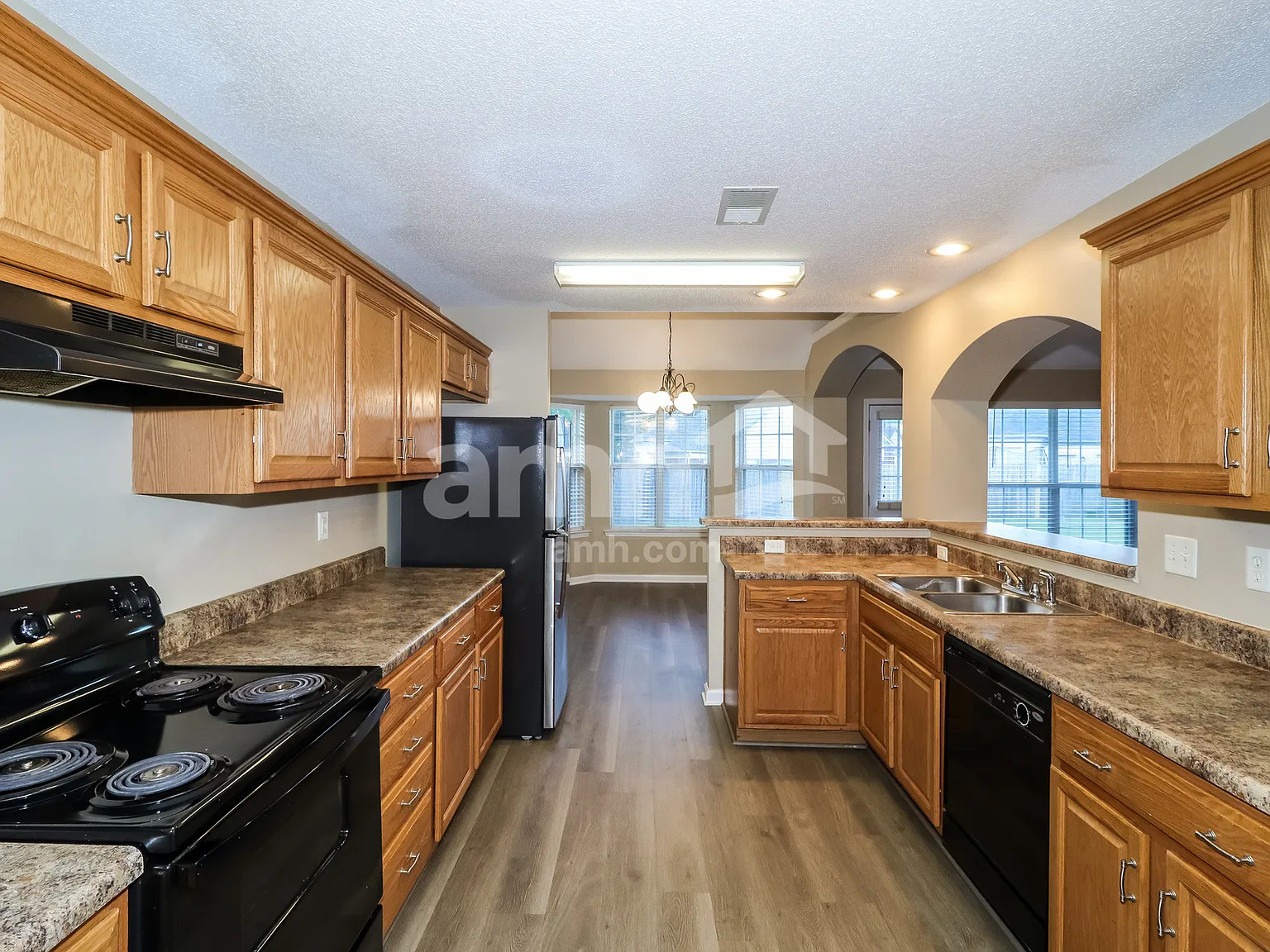 4 bed, 3.0 bath, 2400 sqft, $2,225 — Photo 4