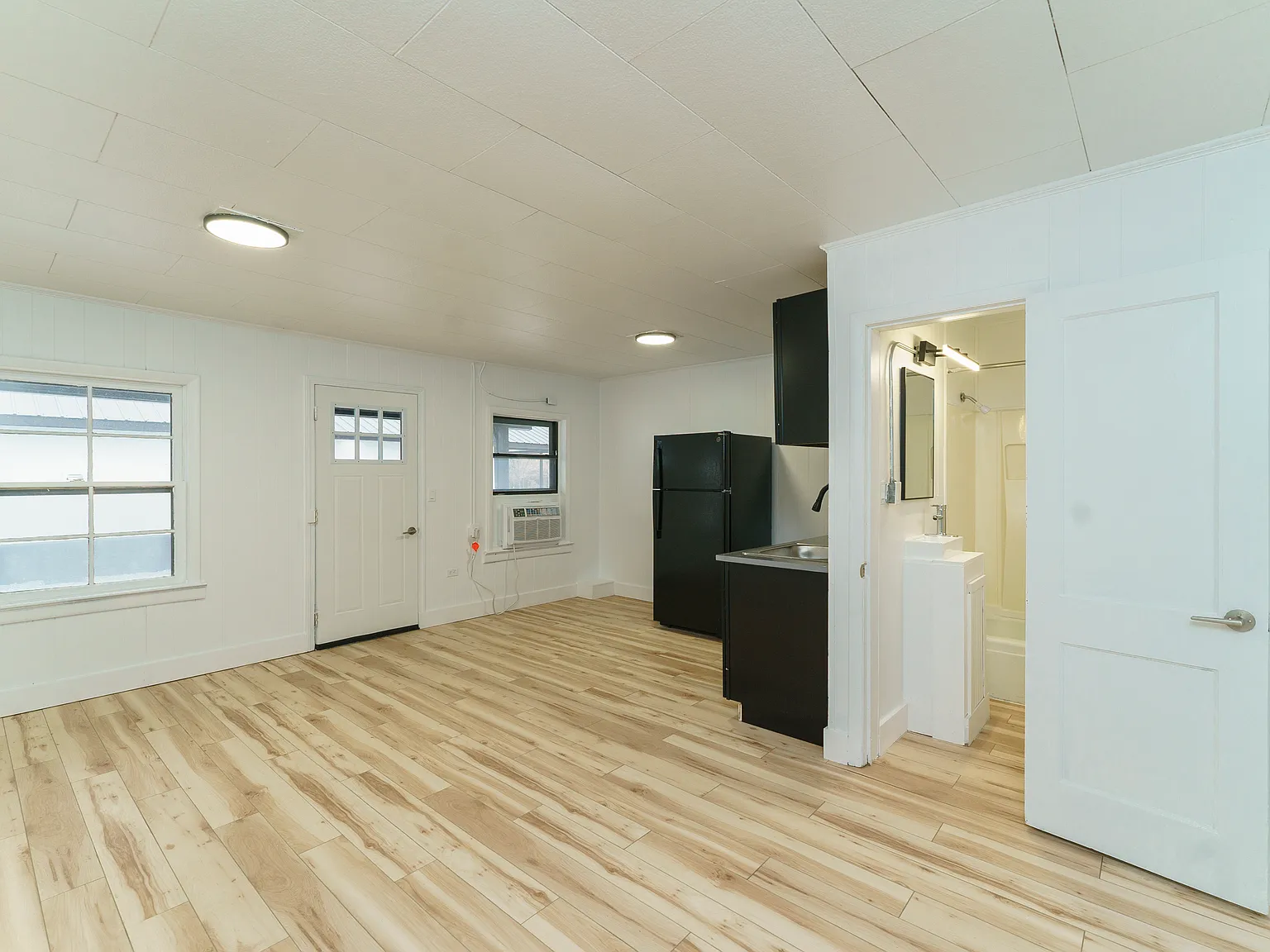 Studio, 300 sqft, $575 — Photo 4