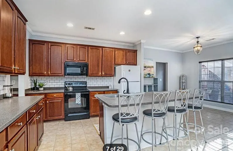 5 bed, 3169 sqft, $3,325 — Photo 2