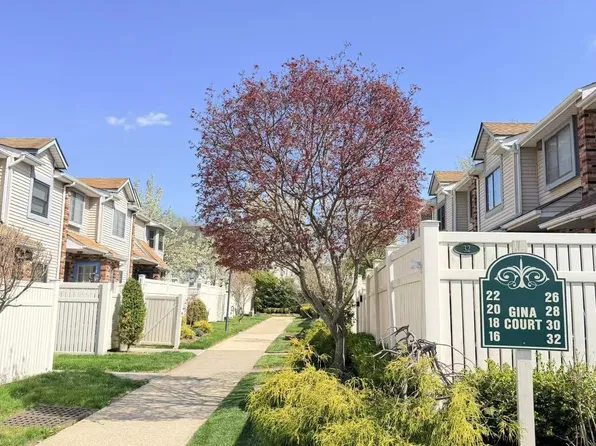 20 Gina Ct, Staten Island, NY 10314