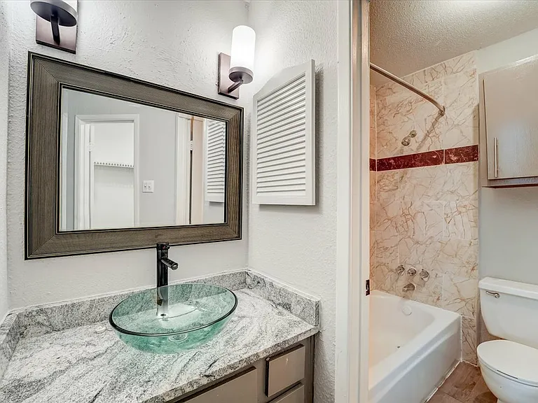 Del Mar Apartments — Photo 18