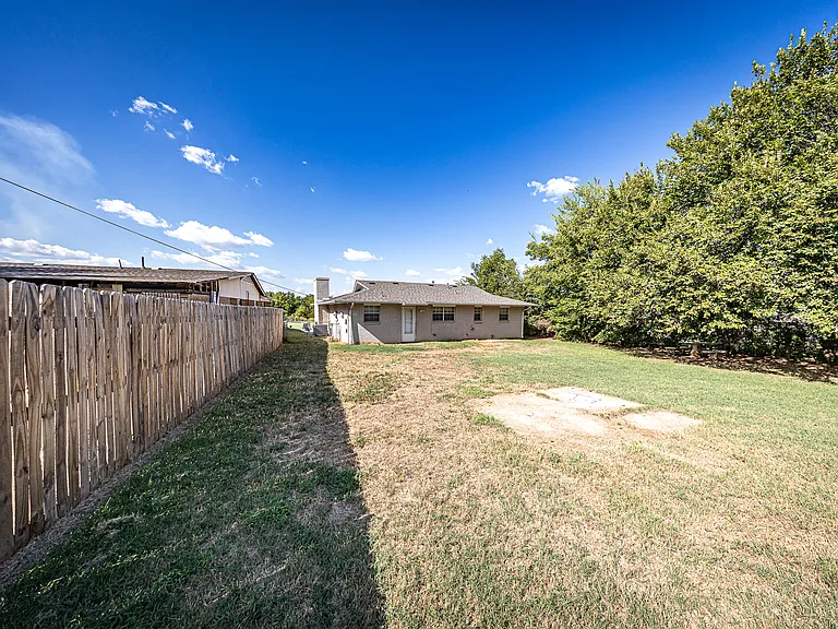 408 NW Woodridge Dr — Photo 25