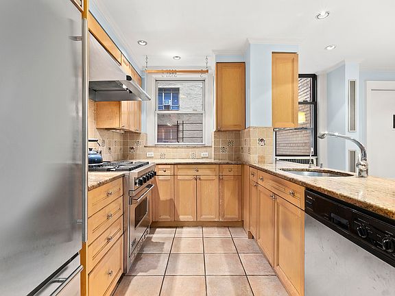 4th image of 17 W 71st St APT 2B