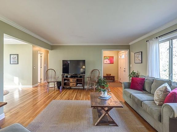 5th image of 232 Napoleon Dr