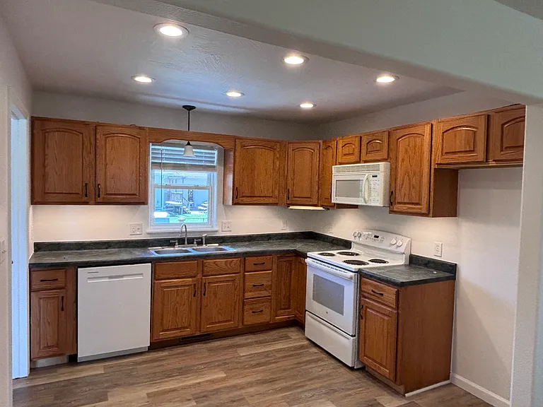 214 E Hyde St — Photo 2