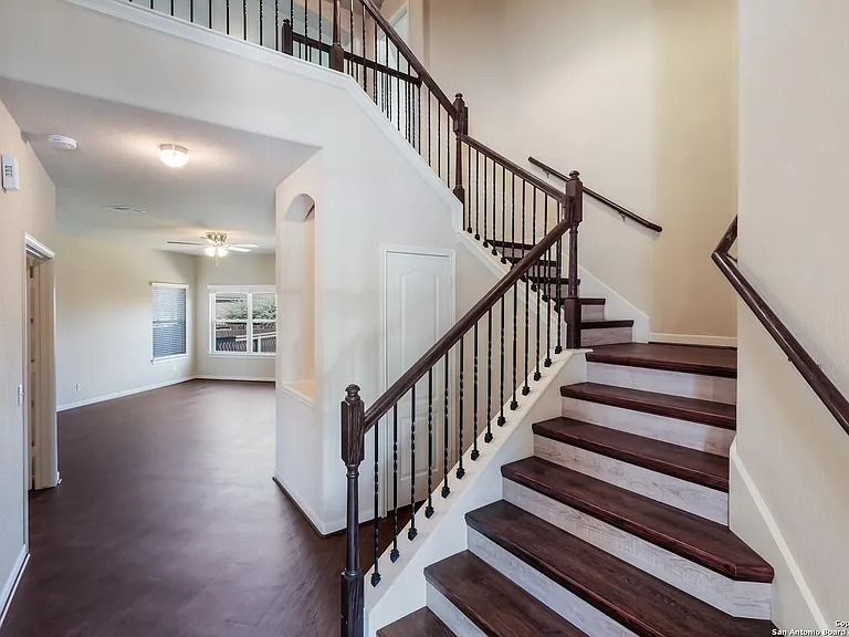 105 Fischer Dr — Photo 2