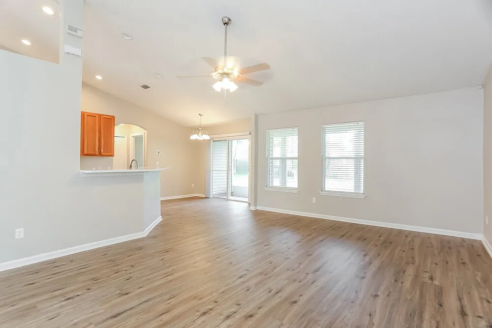 4 bed, 2.0 bath, 1872 sqft, $2,185 — Photo 3