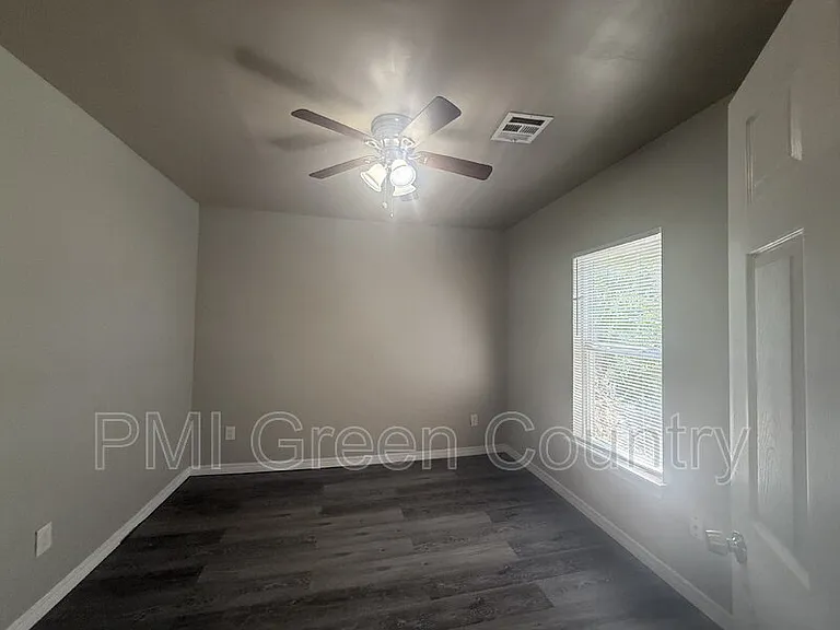 519 E Zion St — Photo 7