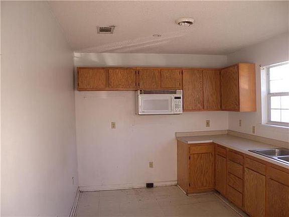 3rd image of 918 E Lawson St