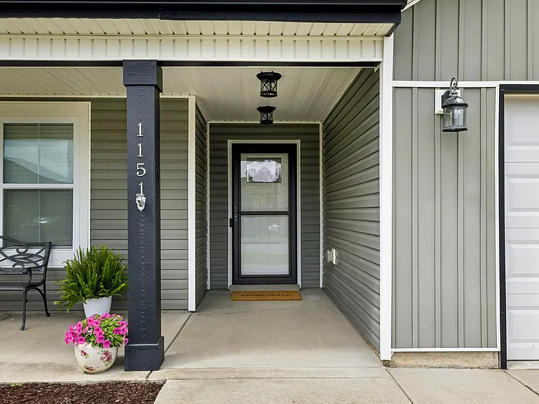 1151 Eagles Bluff Dr — Photo 2