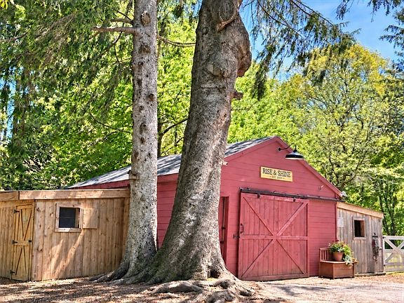 3rd image of 5 Putnam Hill Rd