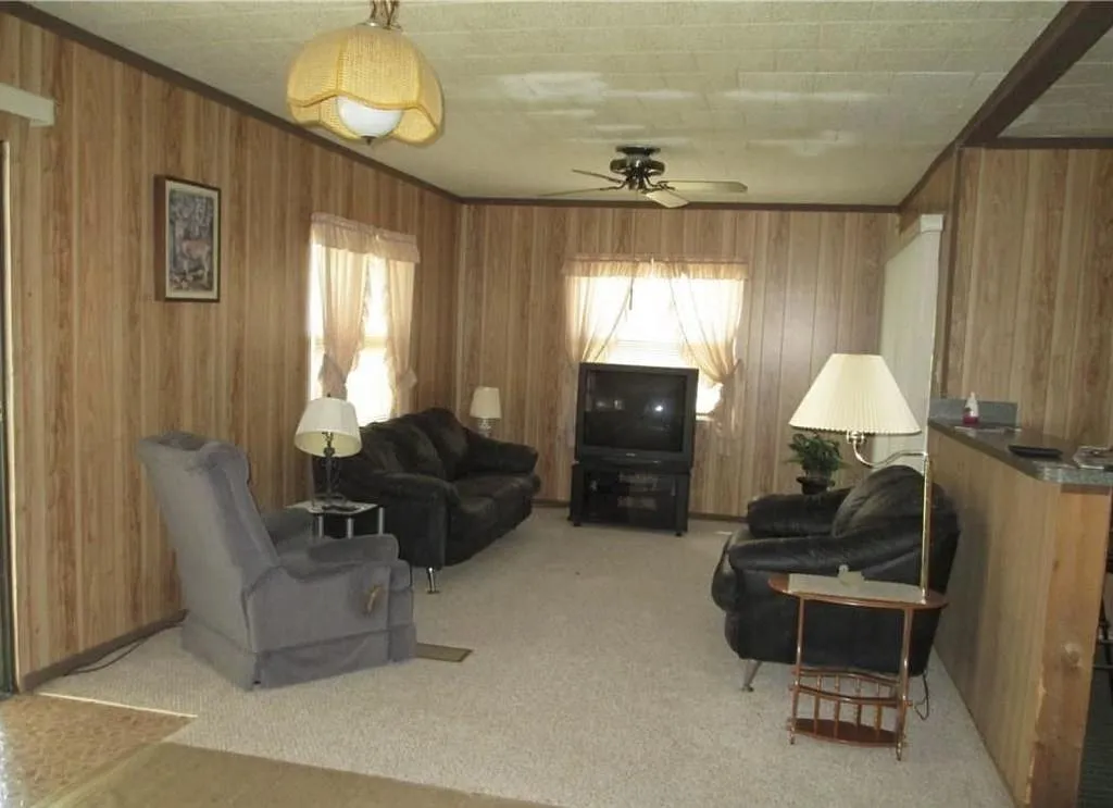 455 S Thompson Ave — Photo 2