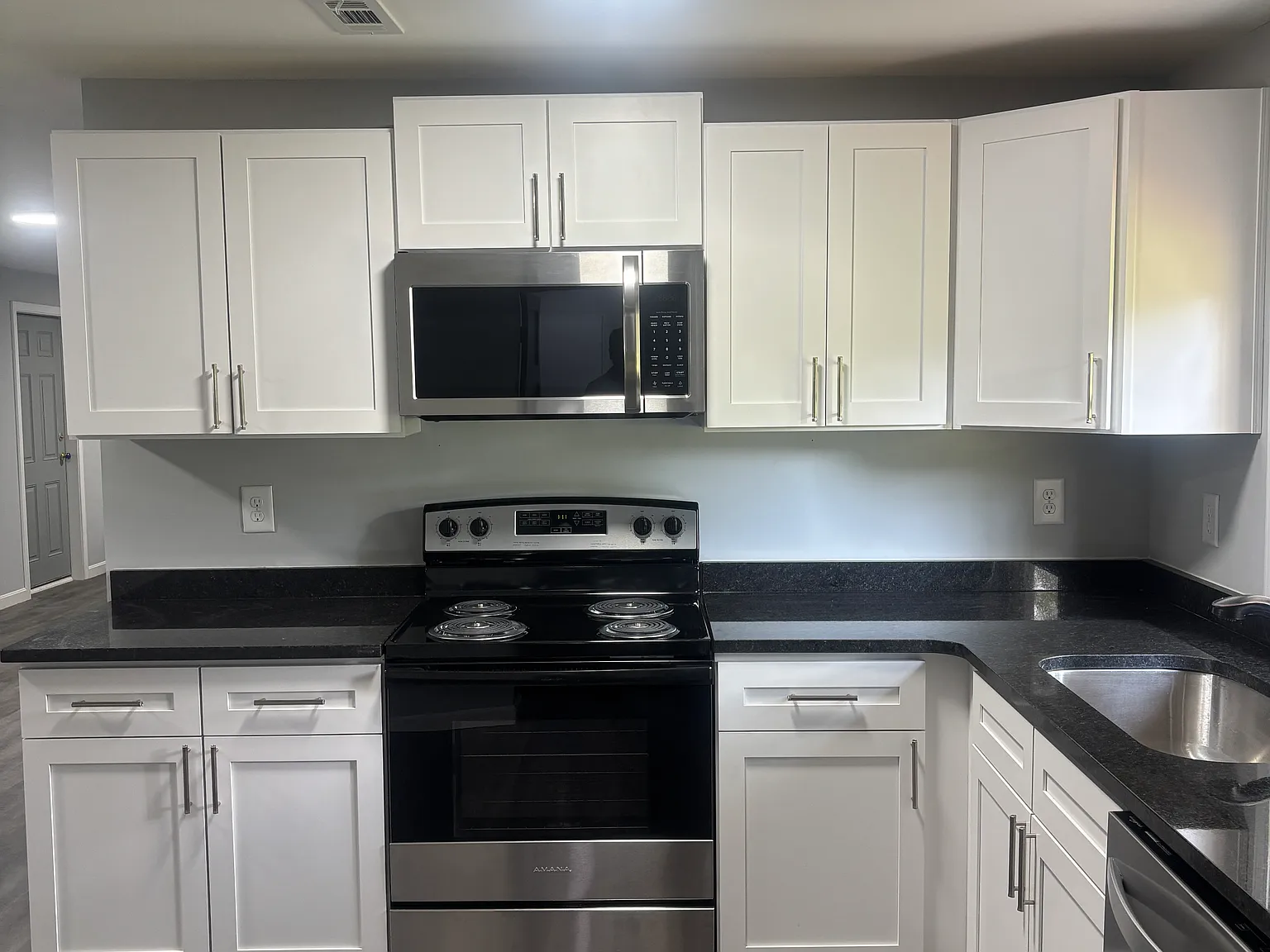 3 bed, 1000 sqft, $1,200 — Photo 2