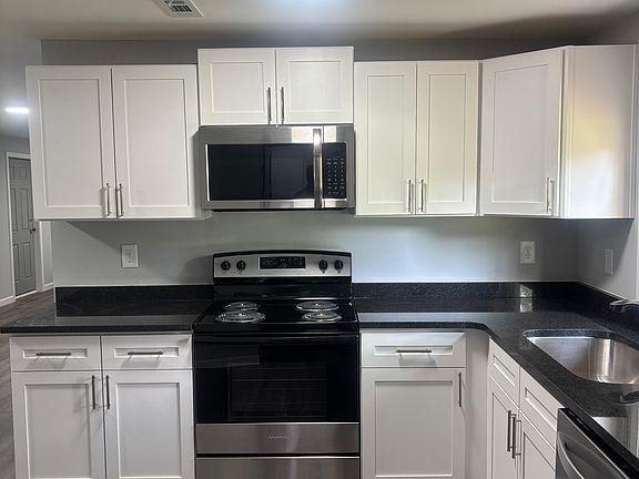 2nd image of 1019 Pecan St