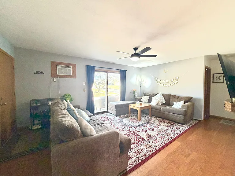 1108 Schoenhaar Dr #1 — Photo 3